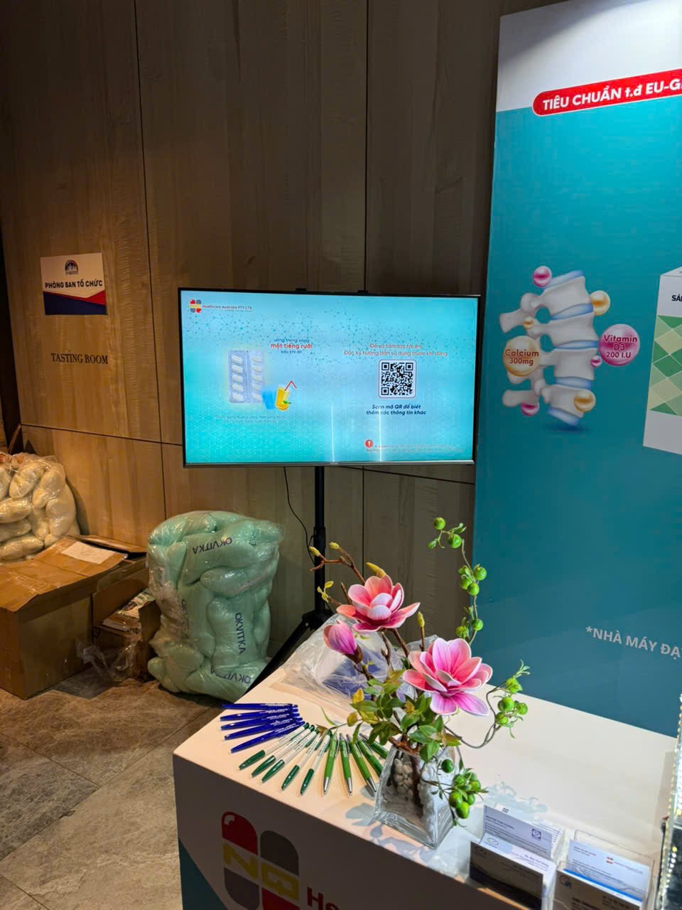 Cho thuê tivi 43 inch chân đứng cho booth dược phẩm, hội nghị