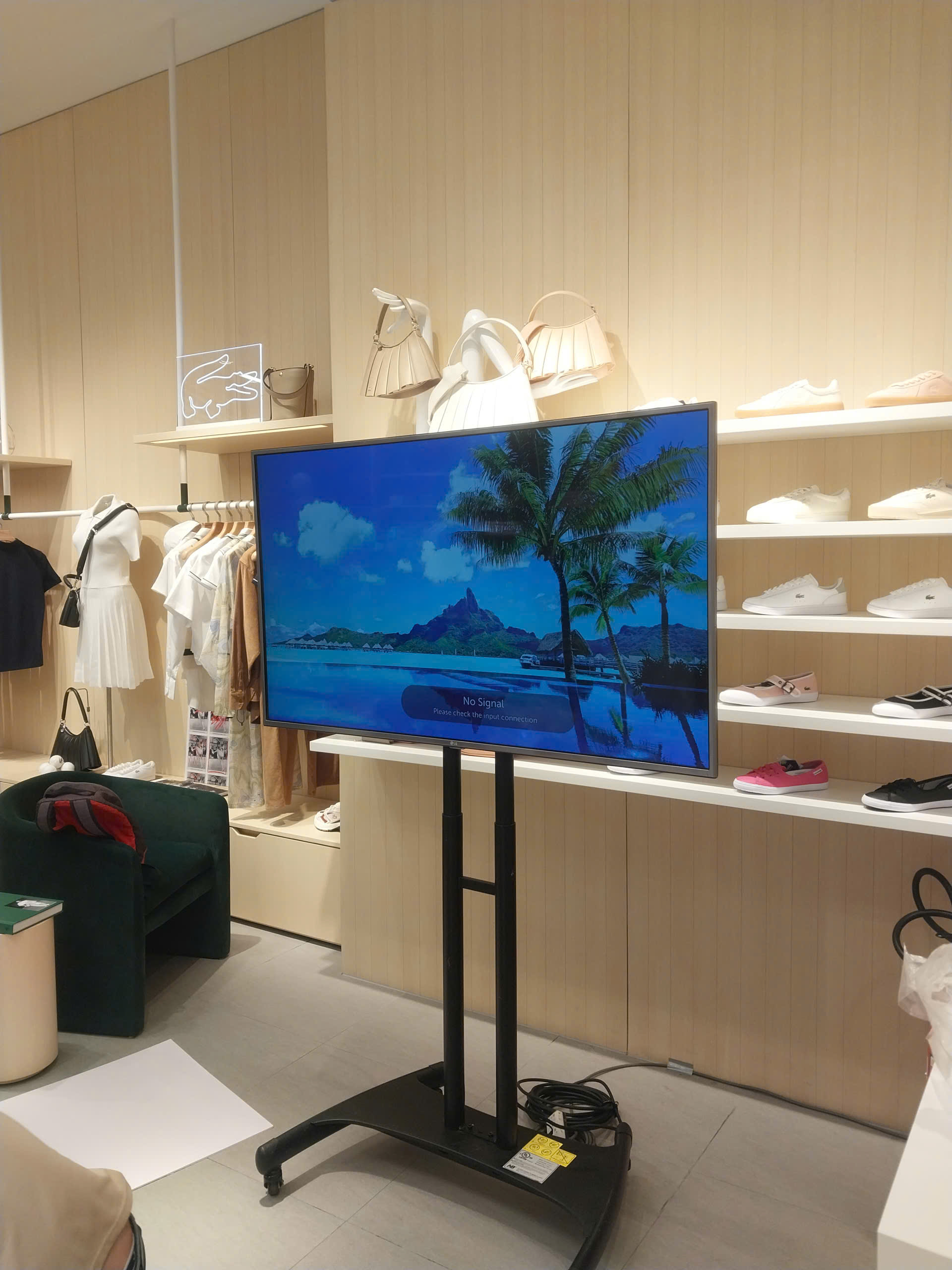 Cho thuê tivi 65 inch tại cửa hàng thời trang - Trưng bày quảng cáo Cho thuê tivi 65 inch tại cửa hàng thời trang Lacoste - Tivi trên chân đứng di động trưng bày trong shop