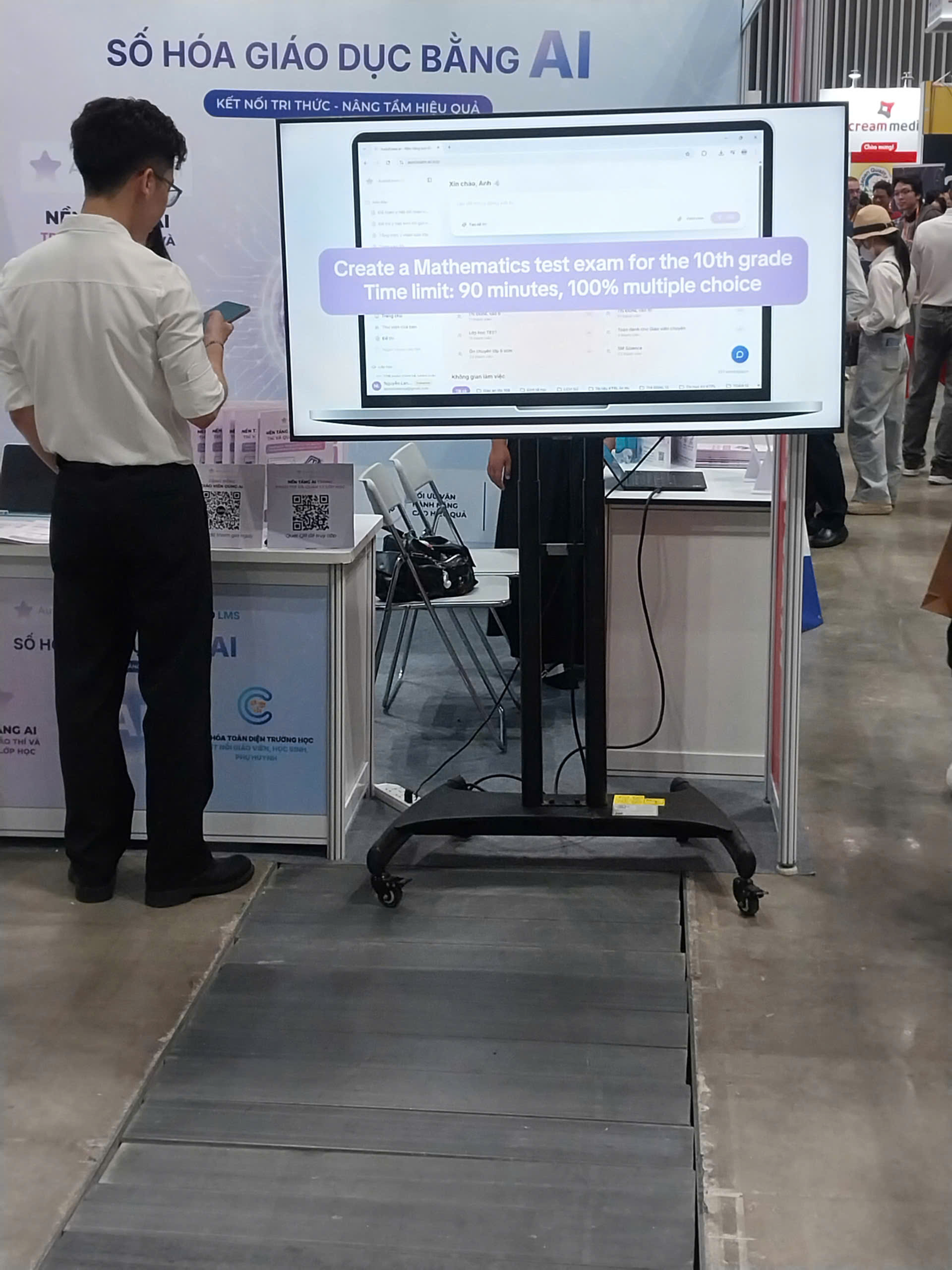 Cho thuê tivi 65 inch triển lãm giáo dục AI - Hội thảo công nghệ Cho thuê tivi 65 inch cho triển lãm giáo dục AI - Tivi trình chiếu ứng dụng công nghệ tại hội thảo