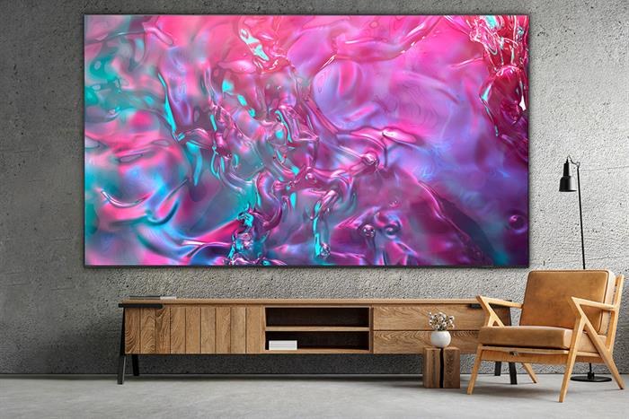 Thuê tivi 98 inch Samsung 4K treo tường phòng khách — kích thước vượt trội so với nội thất