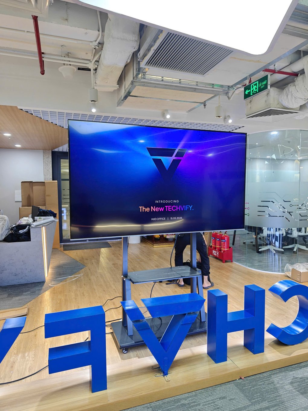 Cho thuê tivi 86 inch tại văn phòng công ty, chân đứng di động