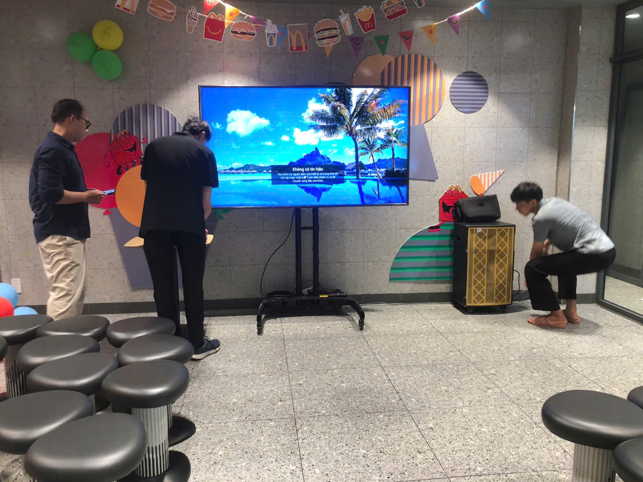 Thuê tv 55 inch cho tiệc party - Nhân viên kỹ thuật lắp đặt tivi tại sự kiện
